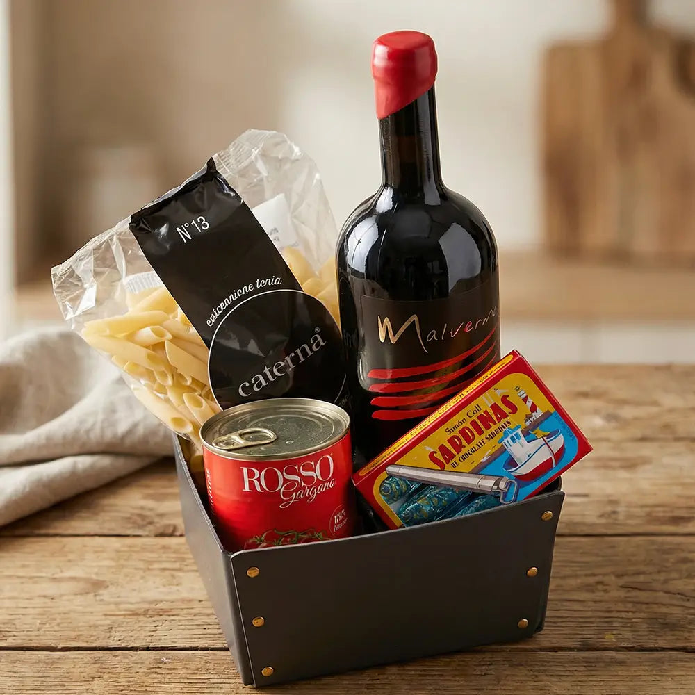 Italienischer Geschenkkorb mit Pasta, Rotwein und Feinkost