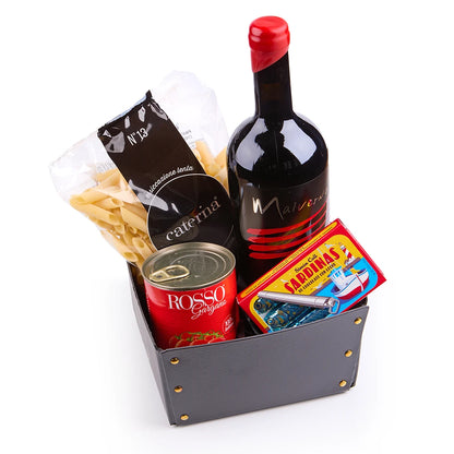Italienischer Geschenkkorb mit Pasta, Rotwein und Feinkost