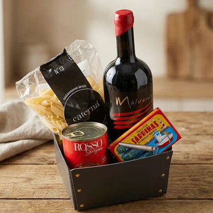 Italienischer Geschenkkorb mit Pasta, Rotwein und Feinkost