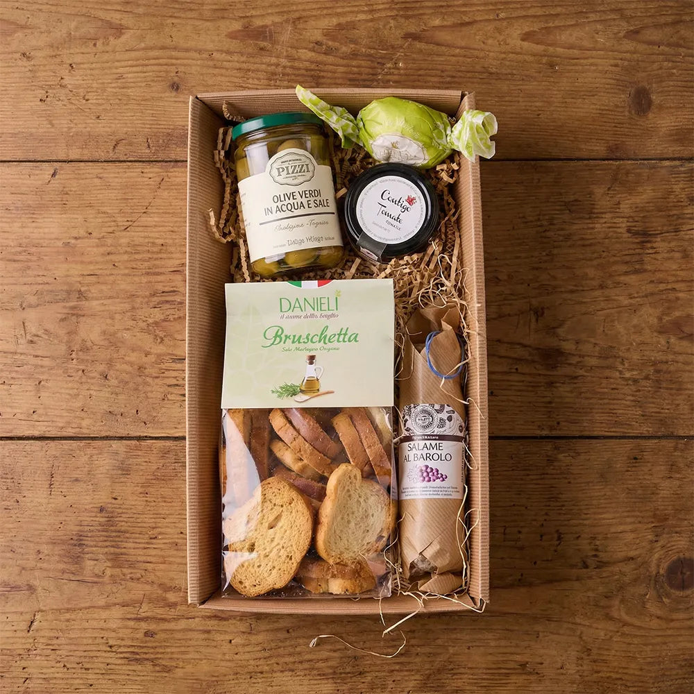 Aperobox mit italienischen Antipasti wie Bruschetta, Oliven und Snacks in stilvoller Geschenkverpackung