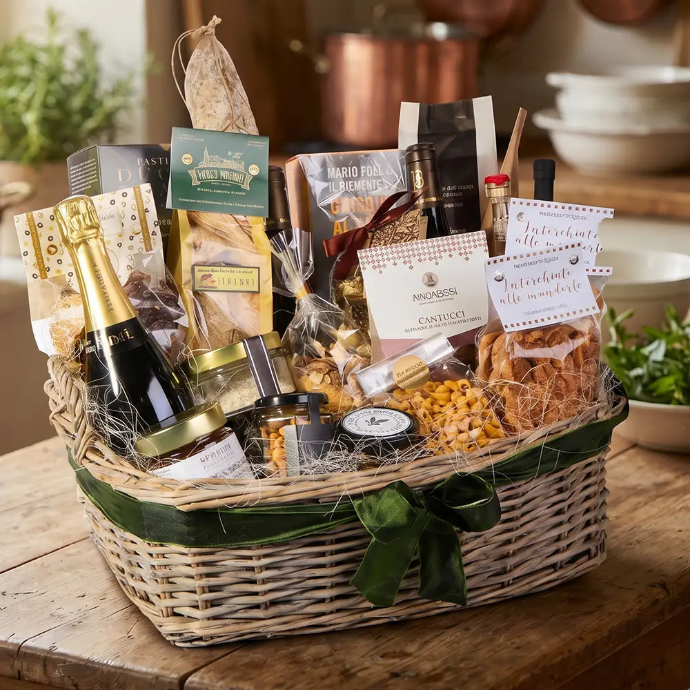 Italienischer Feinkost Geschenkkorb mit Prosecco, Pasta, Cantuccini und mediterranen Delikatessen im Präsentkorb
