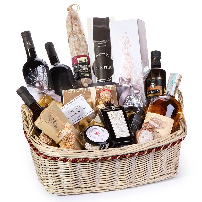 Italienischer Feinkost Geschenkkorb mit Wein, Salami, Olivenöl, Pasta und hochwertigen Delikatessen im Präsentkorb