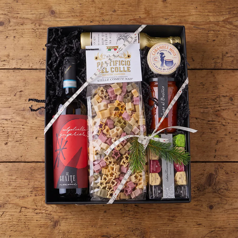 Weihnachtsgeschenk mit Valpolicella Rotwein, edler schwarzer Geschenkskarton dazu Weihnachtspasta mit Sugo aus der Toscana edles Olivenoel und Weihnachtsschokolade