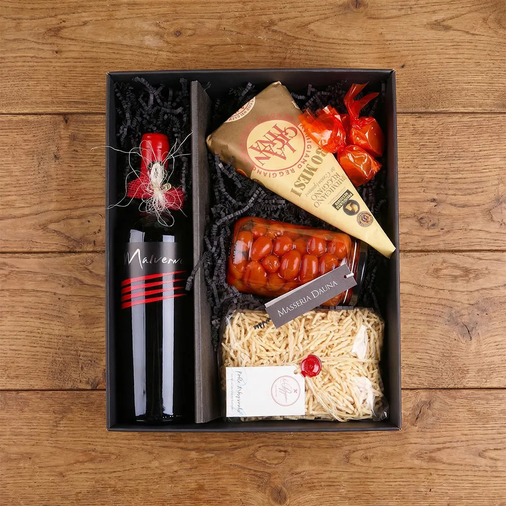 Geschenkbox mit Rotwein, Pasta und italienischen Delikatessen in stilvoller Verpackung