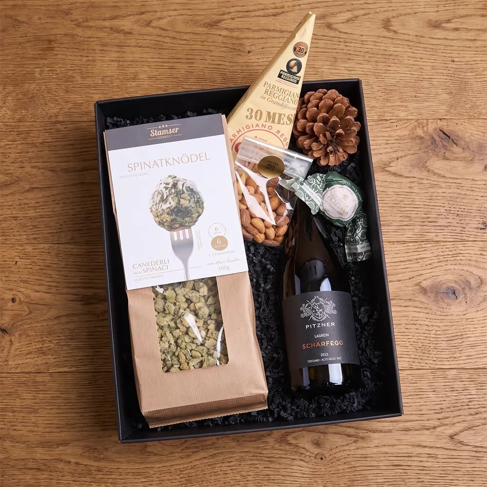 Geschenkkorb Alpenznacht – Südtiroler Lagrein mit Knödeln &amp; Parmesan - Geschenkkorb - Vicolo