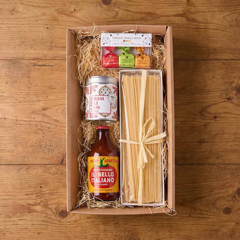 Italienisches Pasta Geschenkset mit Spaghetti, Tomatensauce und Trüffelpralinen in natürlicher Geschenkbox